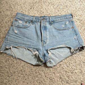 LEVIS LIGHT WASH DENIM DISTRESSED SHORTS HIGH WAISTED